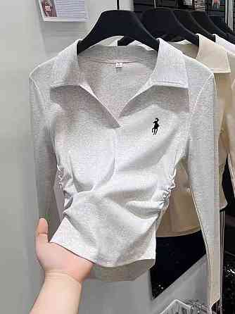 Женский лонгслив-поло из мягкой ткани с эффектом драпировки по бокам вискоза Серый Одесса