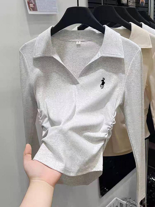 Женский лонгслив-поло из мягкой ткани с эффектом драпировки по бокам вискоза Серый Одесса - изображение 3