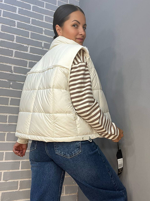 Жилетка женская Lady Yep 9039 стеганная короткая вставка из экокожи на спине молочная, молочний, 42 Киев - изображение 15