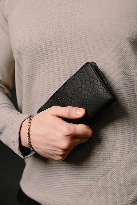 Мужское портмоне из натуральной кожи тиснение питон SR007 (Черный) Сумы - изображение 4