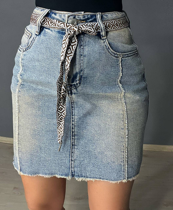 Юбка женская джинсовая Liana 426 средней длины с бахромой и этнопоясом голубая, голубой, 25, 25, 70 см, 97 см Киев - изображение 1