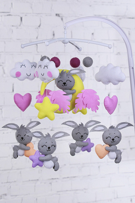 Дитячий мобіль на ліжечко для немовлят WooolyWool «Зайки-сплюшки» Київ - фото 1