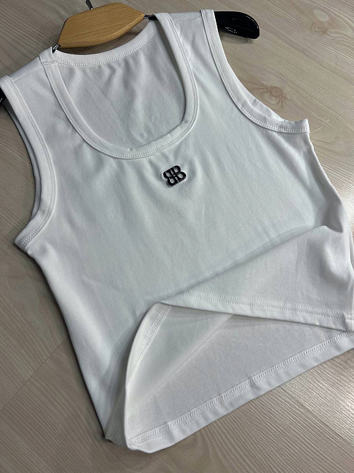 Майка женская A-N 25001 с широкими бретелями и металлическим значком буквы, белый, one size Киев - изображение 16