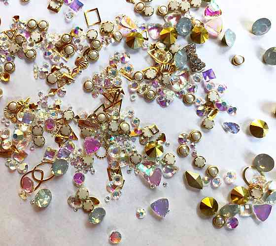 Стрази Swarovski мікс різні розміри і форми + формочки різних форм (1400 шт) АВ , бріліант і лілові. Київ