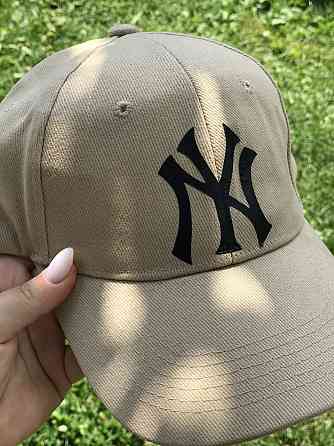 Кепка\ Бейсболка бежевого цвета со знаком 