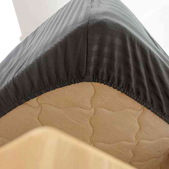 Простынь на резинке двуспальная страйп-сатин 100% хлопок 160х200х30см 125г/м2 (Графит) Сумы