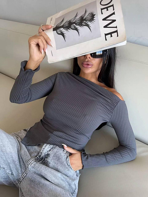 Жіночий базовий асиметричний лонгслів із відкритим плечем рубчик 46/48 Одеса - фото 2