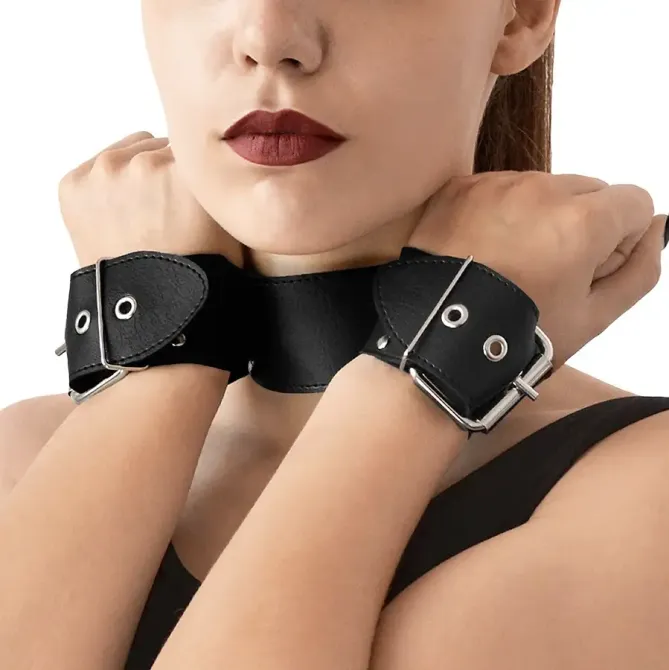 Нашийник з наручниками із натуральної шкіри Art of Sex - Bondage Collar with Handcuffs Львов - изображение 3