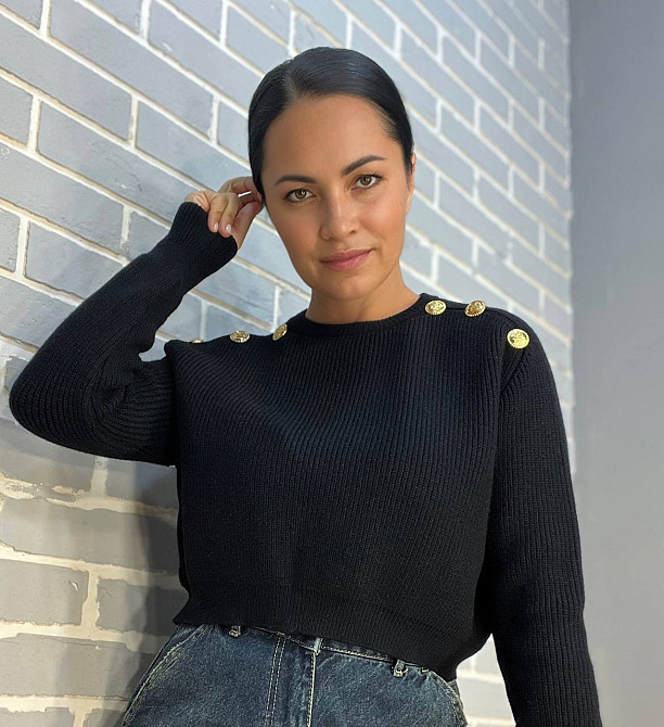 Свитер женский MIX RAY 6733 золотые пуговицы на плечах укороченный свободный, черный, one size Киев - изображение 9