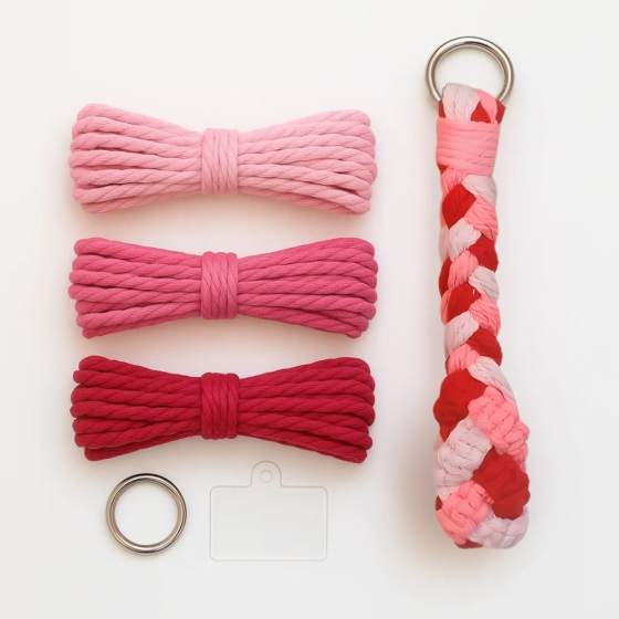 Набор макраме для рукоделия и плетения брелока для ключей и аксессуаров 17.3х3.5 см трёхцветный розовый Каменец-Подольский