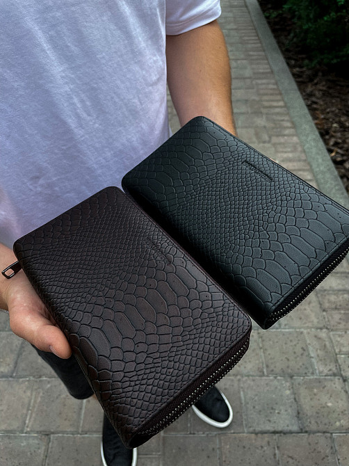 Місткий чоловічий клатч на два відділення з натуральної шкіри з тисненням під рептилію MC Коричневий Зелений Київ - фото 7