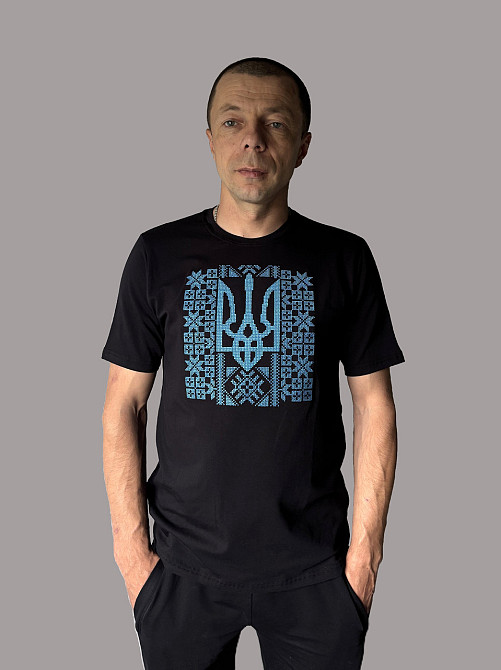 Чоловіча футболка вишиванка чорного кольору з блакитним великим тризубцем на грудях 5XL Київ - фото 1