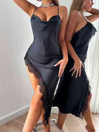 Женская атласная ночная сорочка с кружевным разрезом на бретелях S черный Киев