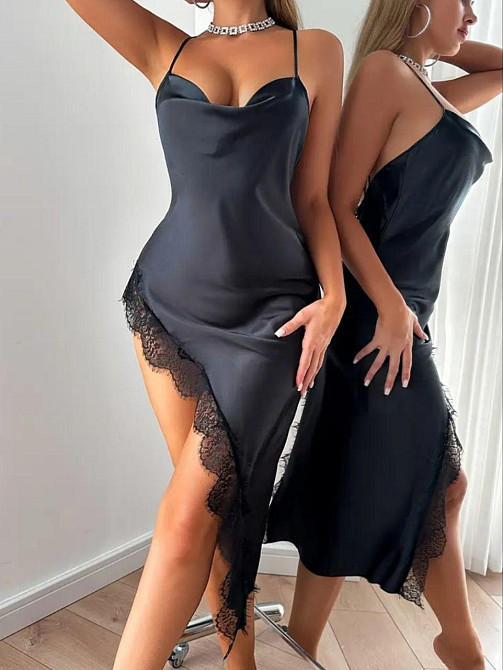 Женская атласная ночная сорочка с кружевным разрезом на бретелях S черный Киев - изображение 1