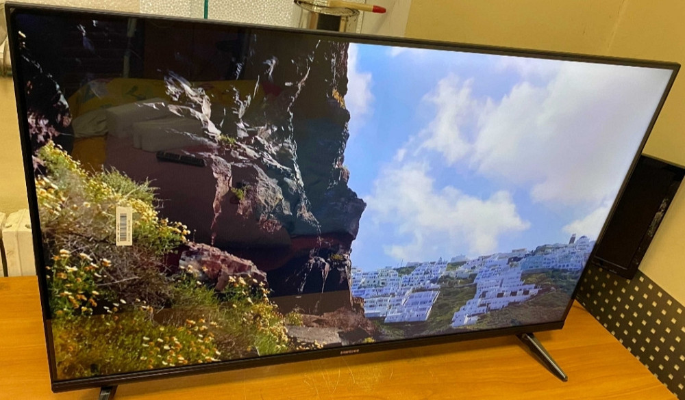 Телевизор: Безрамный, 4К Samsung TV 45