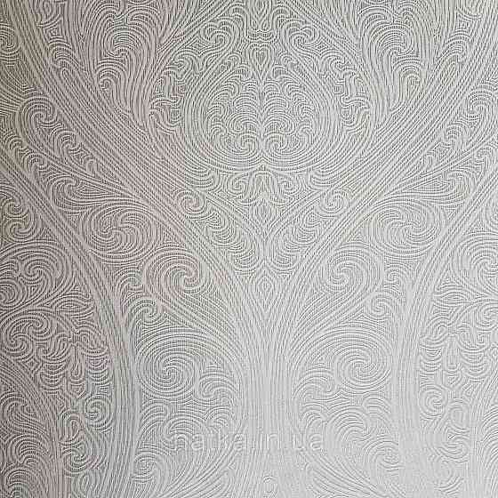 Шпалери метрові вінілові на флізелін Villa Marburg Lombardi вензель великий структурний сріблясті на білому Київ