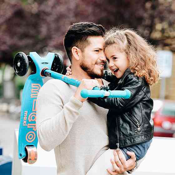 Самокат MICRO  серії Maxi Deluxe LED – Аква Дніпро