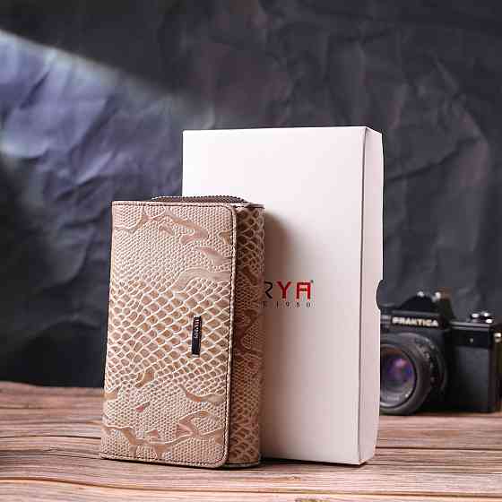 Чудовий жіночий портмоне з лакованої фактурної шкіри Бежевий (KARYA) Київ