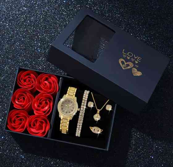 Подарочный набор для девушек наручные часы кольцо браслет ожерелье серьги в подарочной коробки золотой Киев
