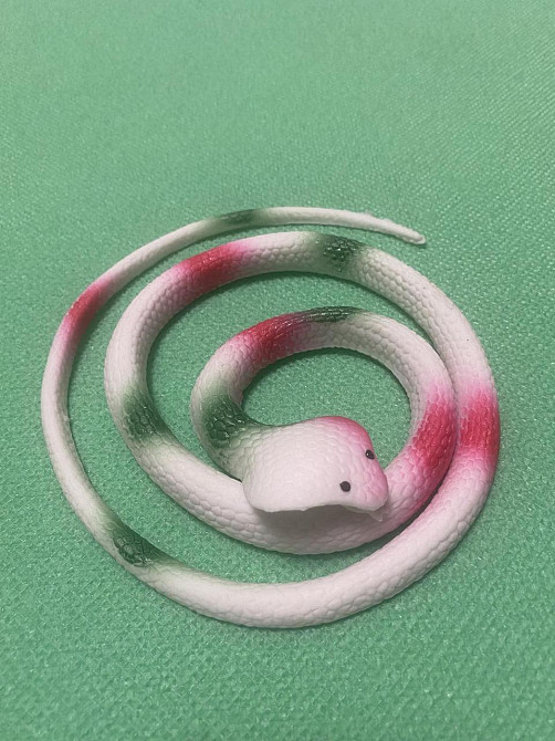 Іграшка змія резинова білого кольору, Декор на Хеллоуїн, чудова прикраса хеллоуін, розмір 70 см Київ - фото 1