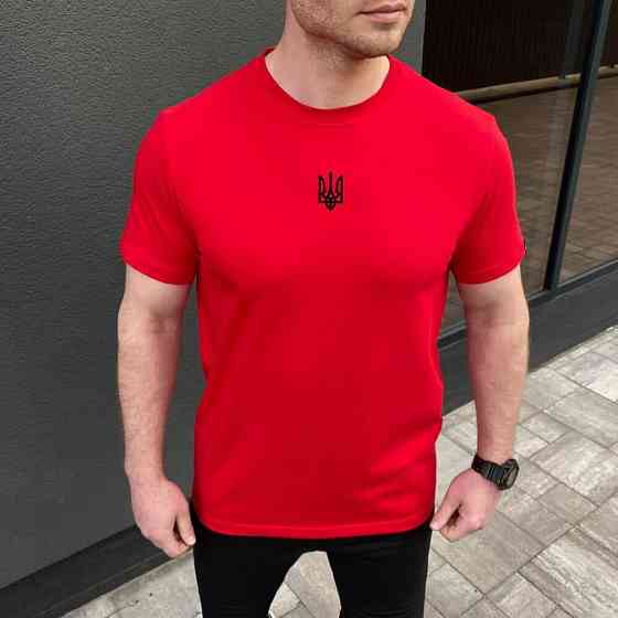 Футболка чоловіча однотонна червона Pobedov Peremoga - наклейка Герб 4см чорна Київ
