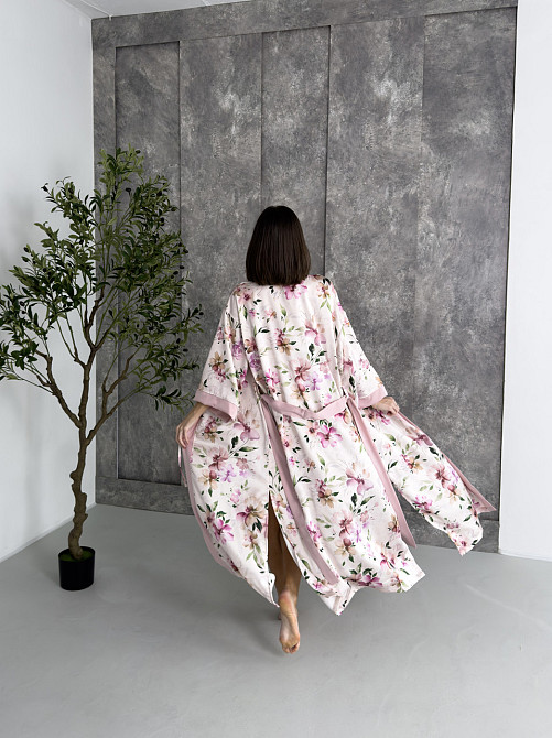 Шовковий халат жіночий кімоно довгий на запах COSY Morning Bloom в подарунковій коробці молочний Одеса - фото 7