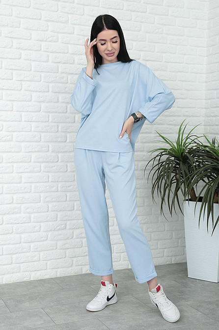 Прогулочный костюм свободного кроя 