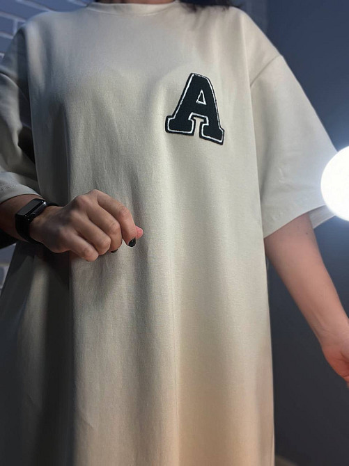 Платье женское A-N 2506 длинное оверсайз разрез со стороны нашивка впереди буква 