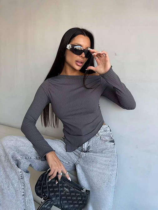 Жіночий базовий асиметричний лонгслів з відкритим плечем рубчик Одеса - фото 5