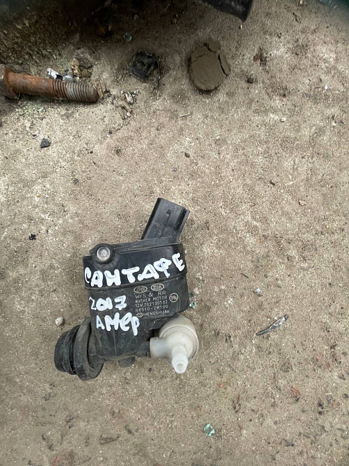 Моторчик (насос) омивача скла на Hyundai Santa Fe 2012-2018. Київ - фото 1