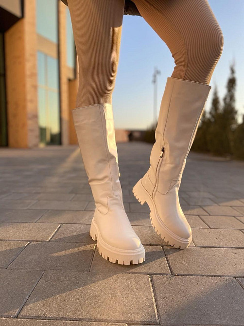 Жіночі зимові чоботи широкі шкіряні на низькому ходу бежевого кольору, на хутрі р. 37-40 4866 Коломия - фото 9