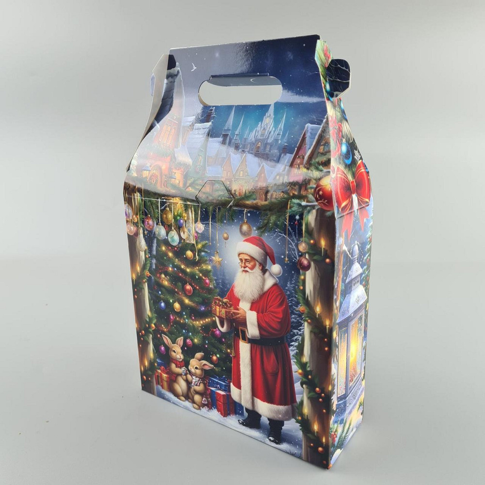 Новорічна подарункова картонна упаковка для цукерок (600 грм) No228 "Санта з подарунками" (1 шт.) Харків - фото 1