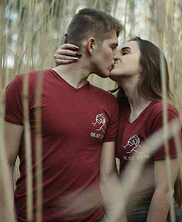 Бордові парні футболки для хлопця та дівчини з датою річини Чернівці