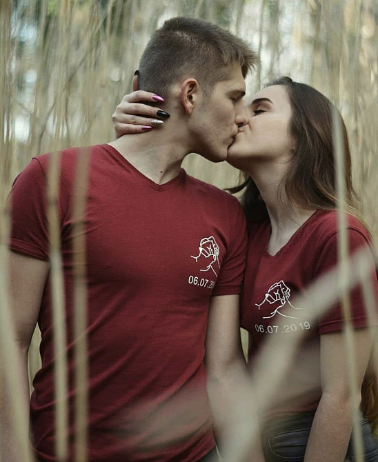 Бордові парні футболки для хлопця та дівчини з датою річини Чернівці - фото 4