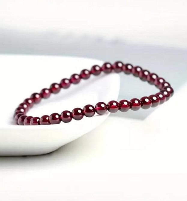 Браслет натуральный гранат — бусины 6 мм, глубокий бордовый, эластичная основа 15–20 см, унисекс Киев - изображение 1