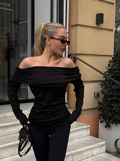 Женский лонгслив с открытыми плечами и изящной драпировкой вдоль плеч и боков турецкий микродайвинг Одесса - изображение 4