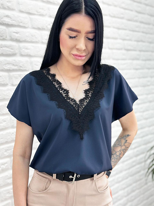 Жіноча блузка з вирізом та мереживом "Brenda" оптом | Норма і батал Темно-синій, 46-48 Київ - фото 1