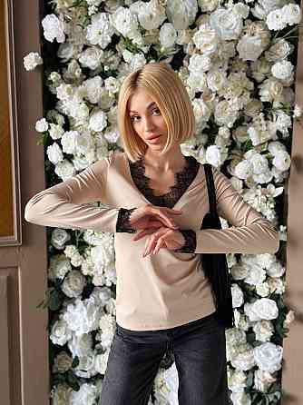 Лонгслив женский с кружевной отделкой 