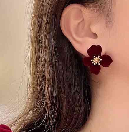 Серьги красные цветы бархатные женские пусеты с золотистой серединой праздничные 2.9 см Киев