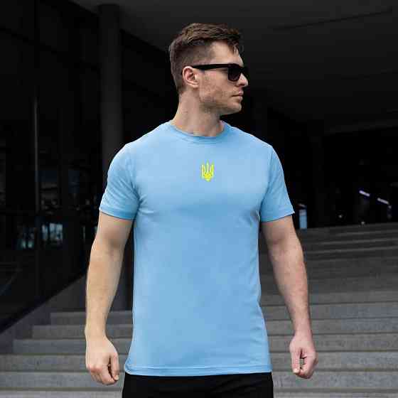 Футболка мужская однотонная голубая Pobedov Peremoga - Наклейка Герб 4см жовта Киев