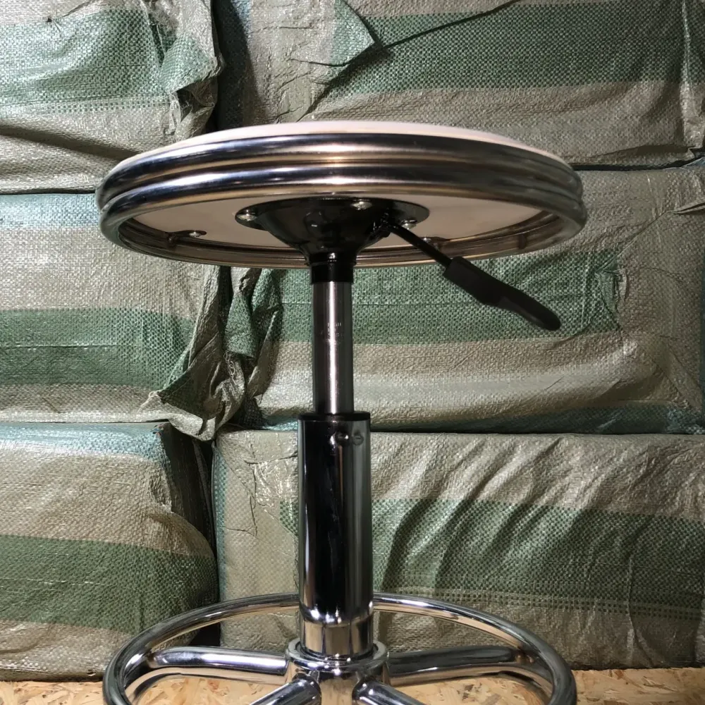 Стілець косметологічний без спинки на колесах із підставкою для ніг, регулювання висоти Слонова кістка Київ - фото 3