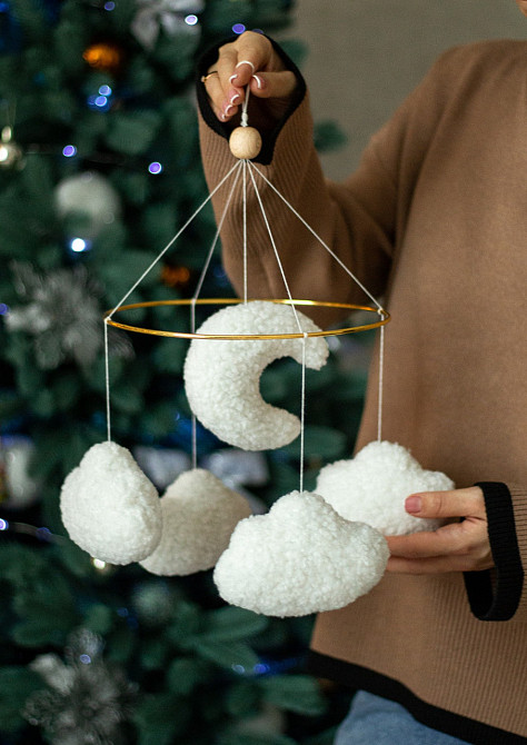 Дитячий мобіль на ліжечко для немовлят ручної роботи WooolyWool «Хмари букле» Київ - фото 3
