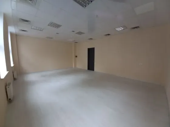 Офіс з гарним ремонтом, 4 поверх Самий центр міста (вул Шевченка) Зручне планування, просторі кімнати (див. план), свій туалет і комірки Можливість до Дніпро