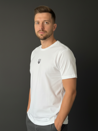 Вишита біла футболка з чорним Тризубом Київ