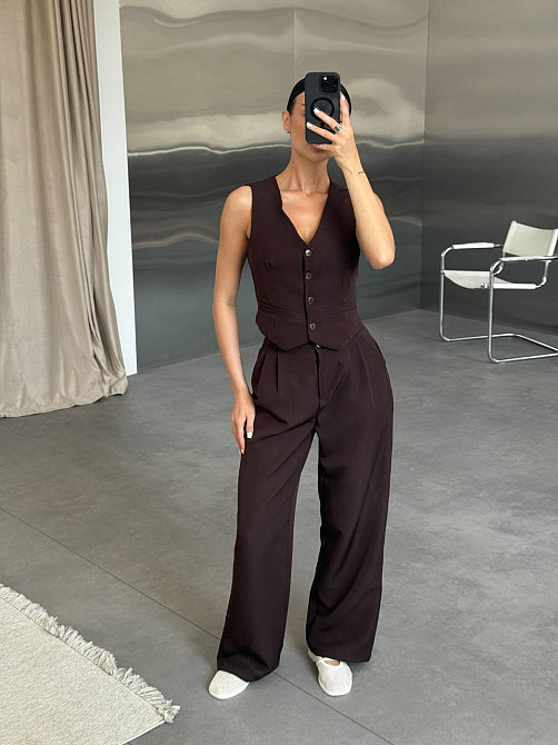 Женский классический брючный костюм двойка: жилет и брюки костюмка Одесса - изображение 1