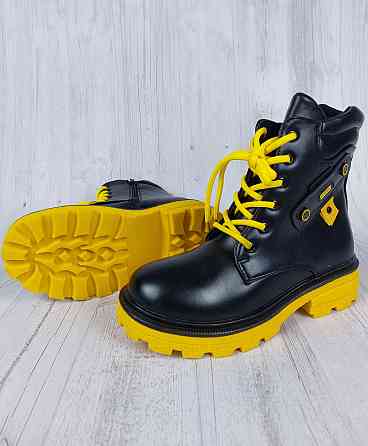 Детские демисезонные черные ботинки для девочек с тракторной желтой подошвой с желтыми шнурками 35,36 Николаев
