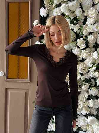 Лонгслив женский с кружевной отделкой 