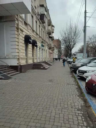 Нове Яворницького 105 Червона лінія, зі своїм входом, скляний вхід магазин з шикарним ремонтом. Парковка перед приміщенням, є літній майданчик Нові ко Дніпро
