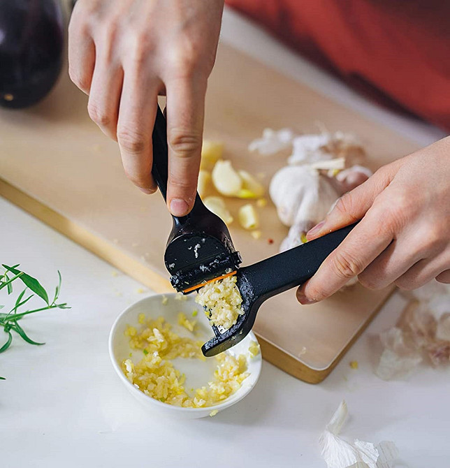 Кухонный Пресс для чеснока 24.4 см Fiskars 