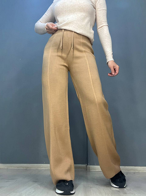 Брюки женские My fashion 202401 клеш от бедра со стрелкой шнурок га талии машинная вязка one size, карамель, one size Киев - изображение 11